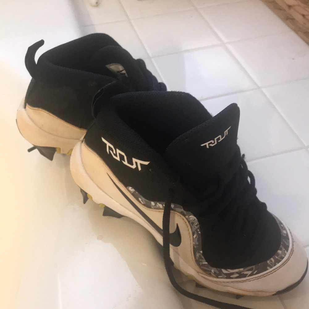 Nike! Boys size 13 baseball cleats!